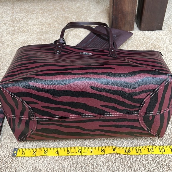 COACH tiger stripe reversible tote with pouch, wallet and wristlet set - Picture 12 of 15